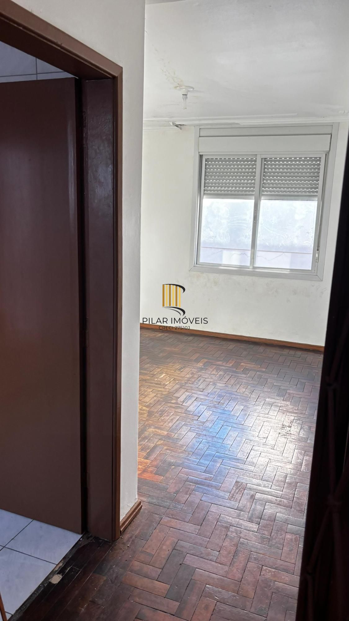 Apartamento desocupado, localizado no 4º andar, com 2 quartos