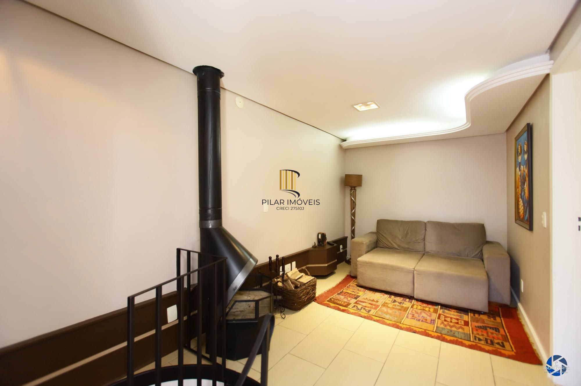 Vende cobertura: Piso inferior:  02 dormitórios, 02 banheiros, living 2 ambientes, cozinha americana.