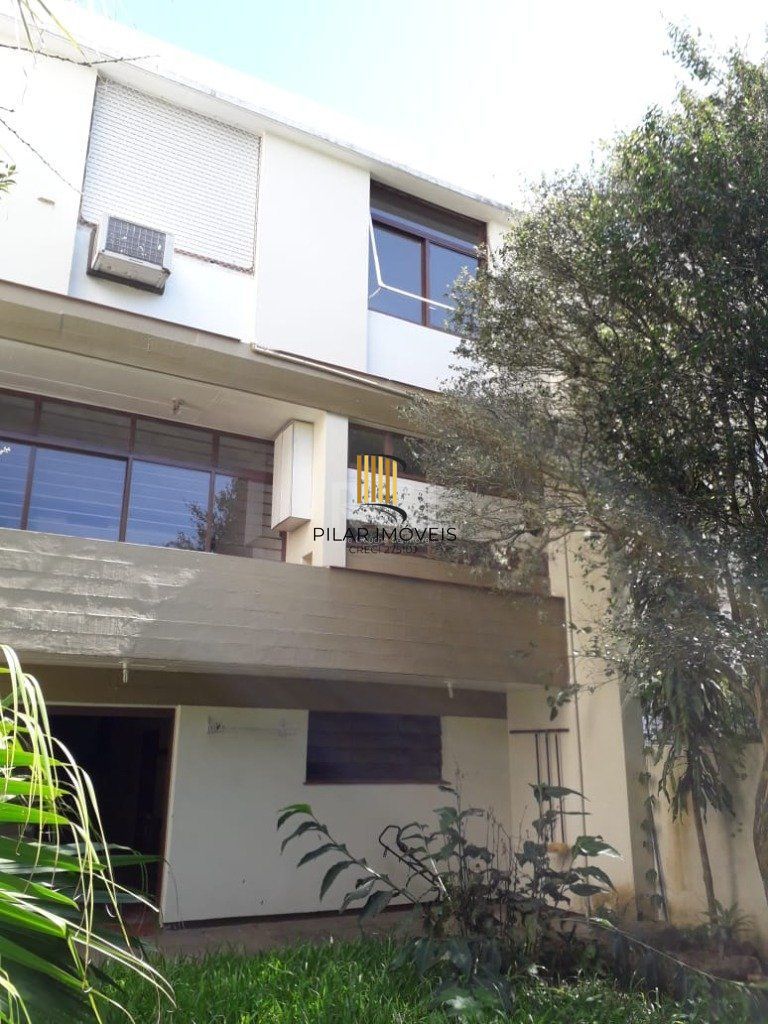 Casa para Venda - 385m², 5 dormitórios, sendo 1 suites, 4 vagas - Petrópolis