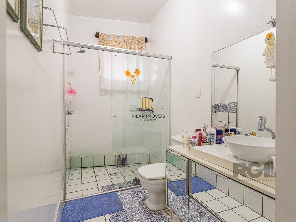 casa  com 3 quartos, 2 banheiros e vaga de garagem,