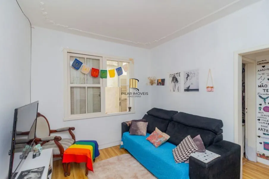 Apartamento térreo com pátio,  com 1 quarto, no bairro Floresta, Porto Alegre/RS