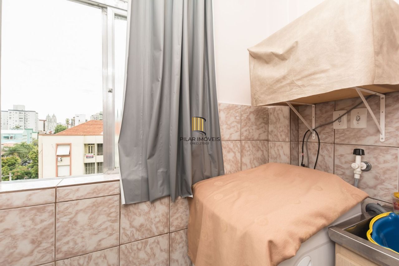 Apartamento semimobiliado com 2 quartos e 2 banheiros no Bairro Floresta