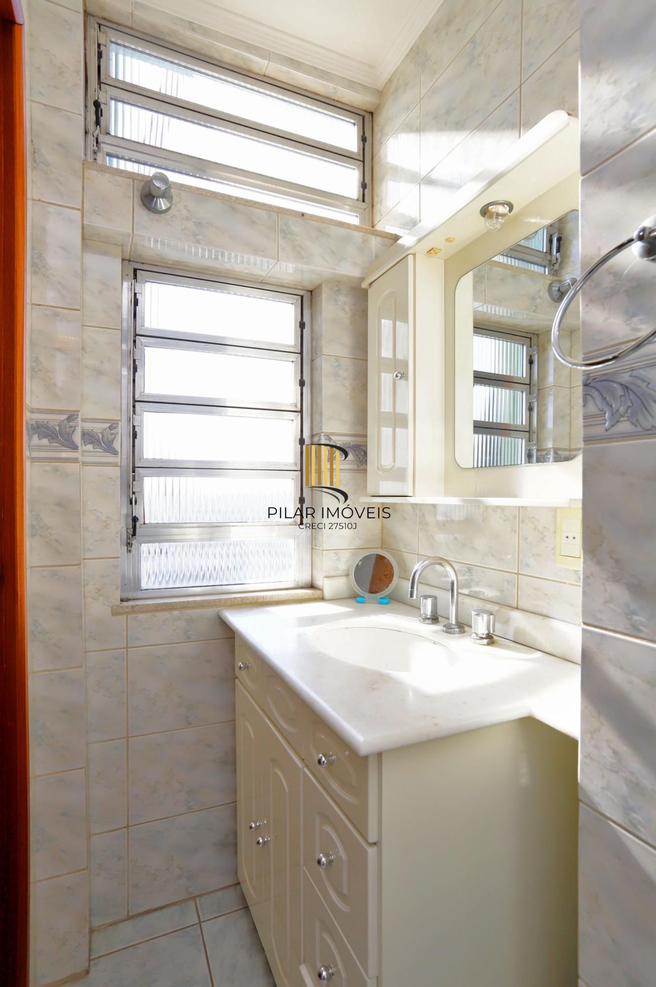 Apartamento super iluminado e arejado,  com hall de entrada , living amplo com 02 ambientes , 02 dormitórios, sendo uma suíte , banheiro  social com ventilação externa e cozinha mobiliada