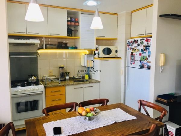 Apartamento com 02 dormitórios, 02 vagas de garagem no Bairro Floresta