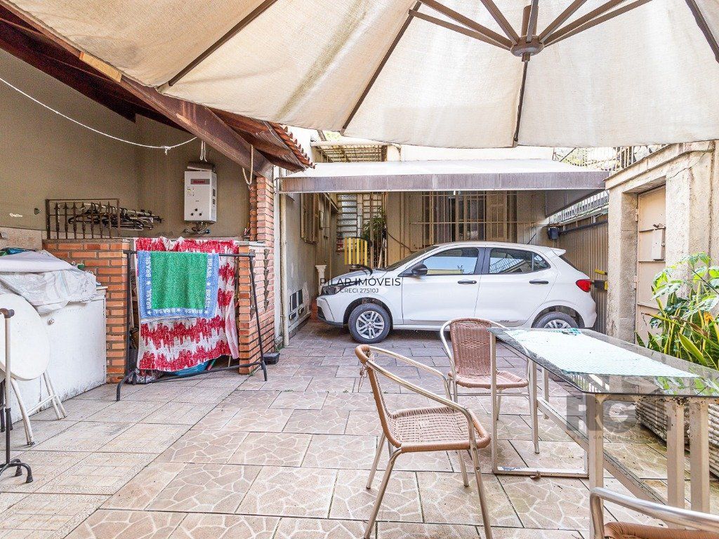 casa  com 3 quartos, 2 banheiros e vaga de garagem,