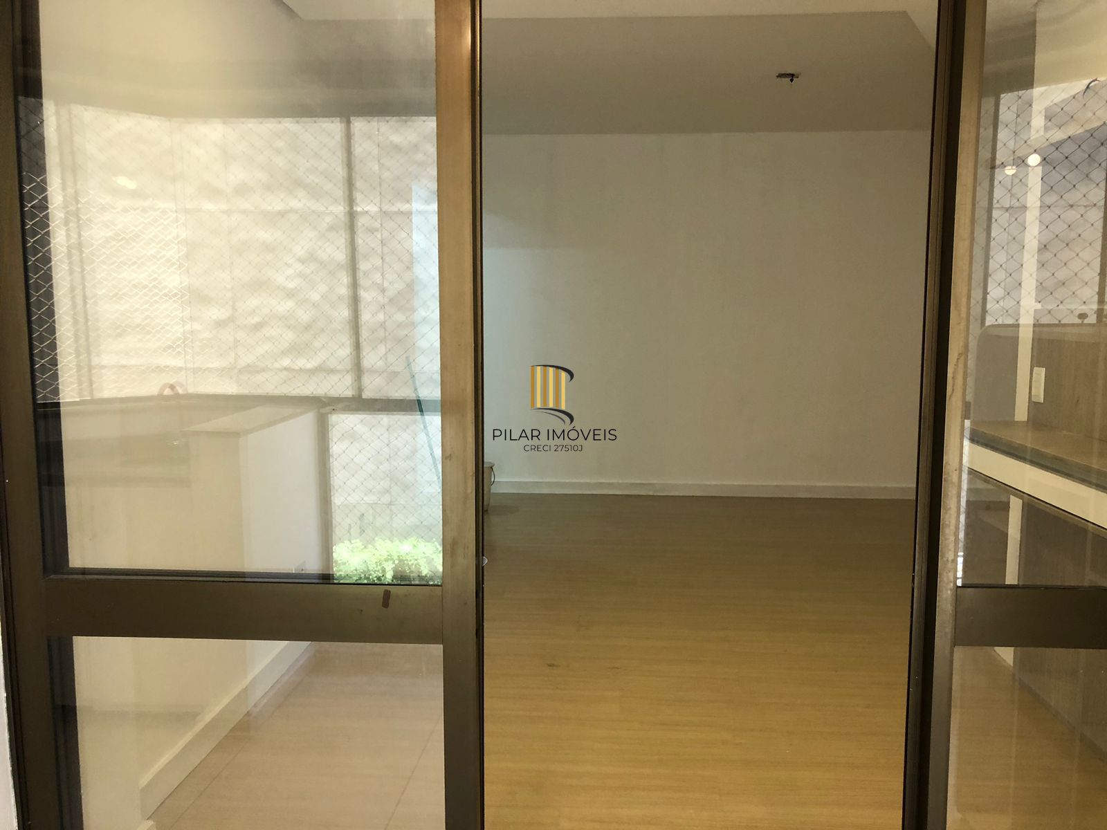 Vende ou aluga  no bairro Menino Deus, com garagem, apartamento de 03 dormitórios, suíte, living 02 ambientes, com sacada e churrasqueira