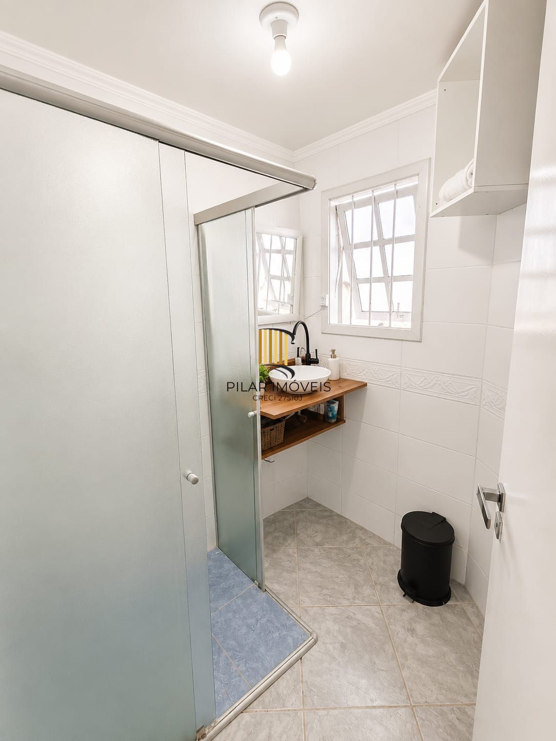 Casa 03 dormitórios no bairro Guarujá em Porto Alegre