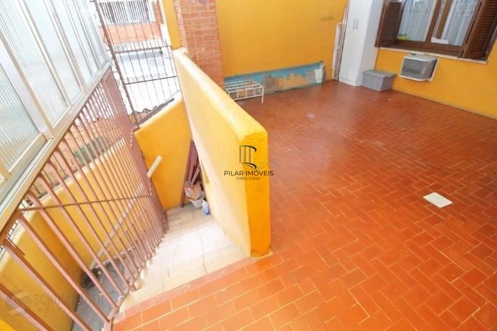 sobrado espaçoso e semimobiliado