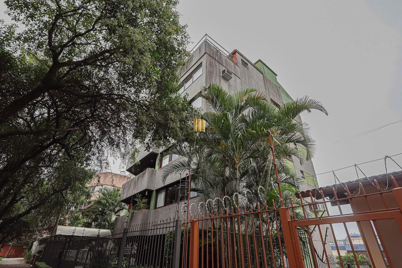 Apartamento cobertura de 03 dormitórios com opção de 05, 03 garagens. Bairro Higienópolis