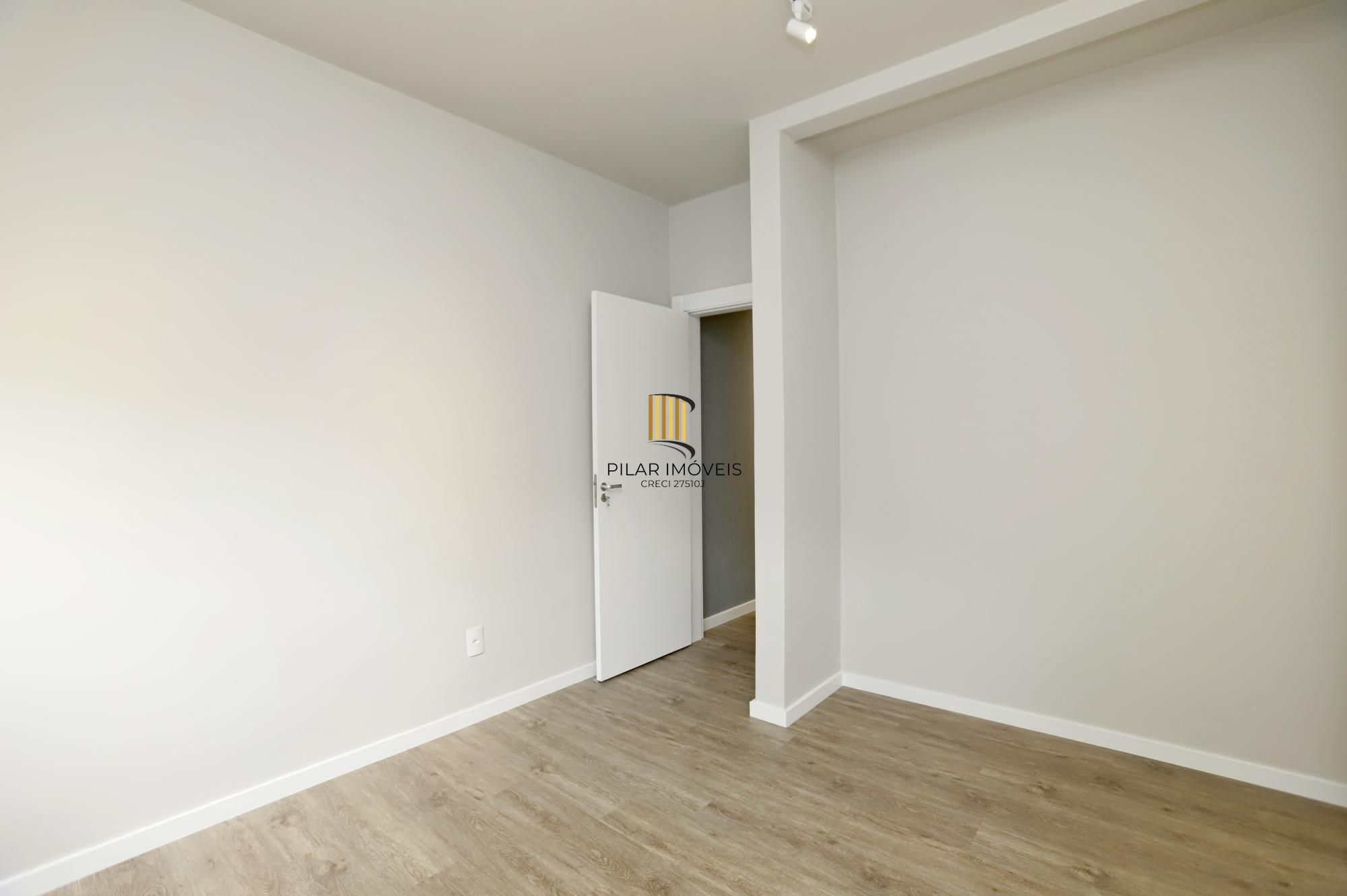 Apartamento 03 dormitórios revitalizado no Moinhos de Vento em Porto Alegre.