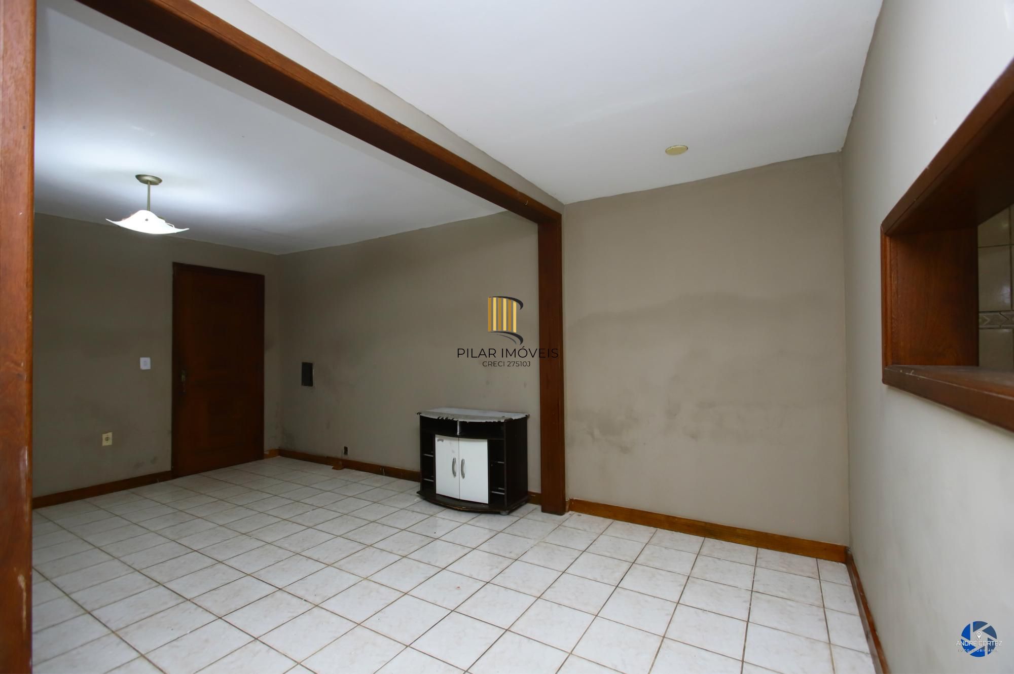 Apartamento térreo , tipo casa, área externa com churrasqueira , 02 dormitórios.