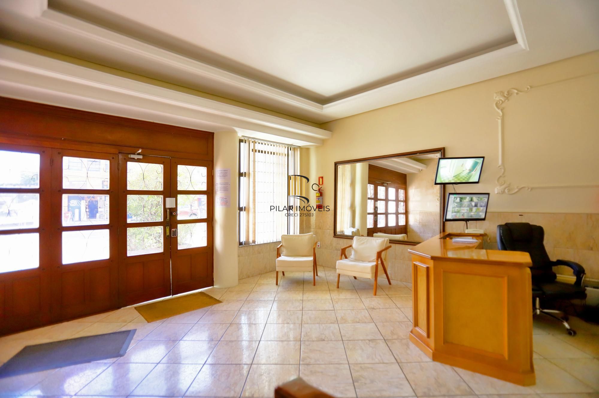 Apartamento super iluminado e arejado,  com hall de entrada , living amplo com 02 ambientes , 02 dormitórios, sendo uma suíte , banheiro  social com ventilação externa e cozinha mobiliada