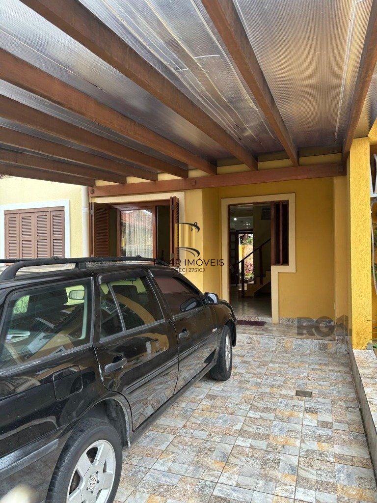 sobrado com 02 dormitórios, living, lavabo, banheiro social,  cozinha com área de serviço e pateo.
