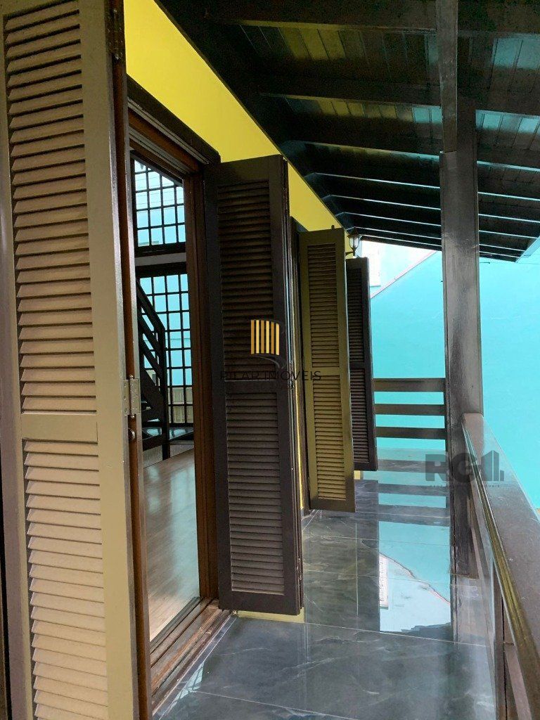 Casa sobrado com 03 dormitórios e garagem para 3 carros na cidade de Nova Petrópolis