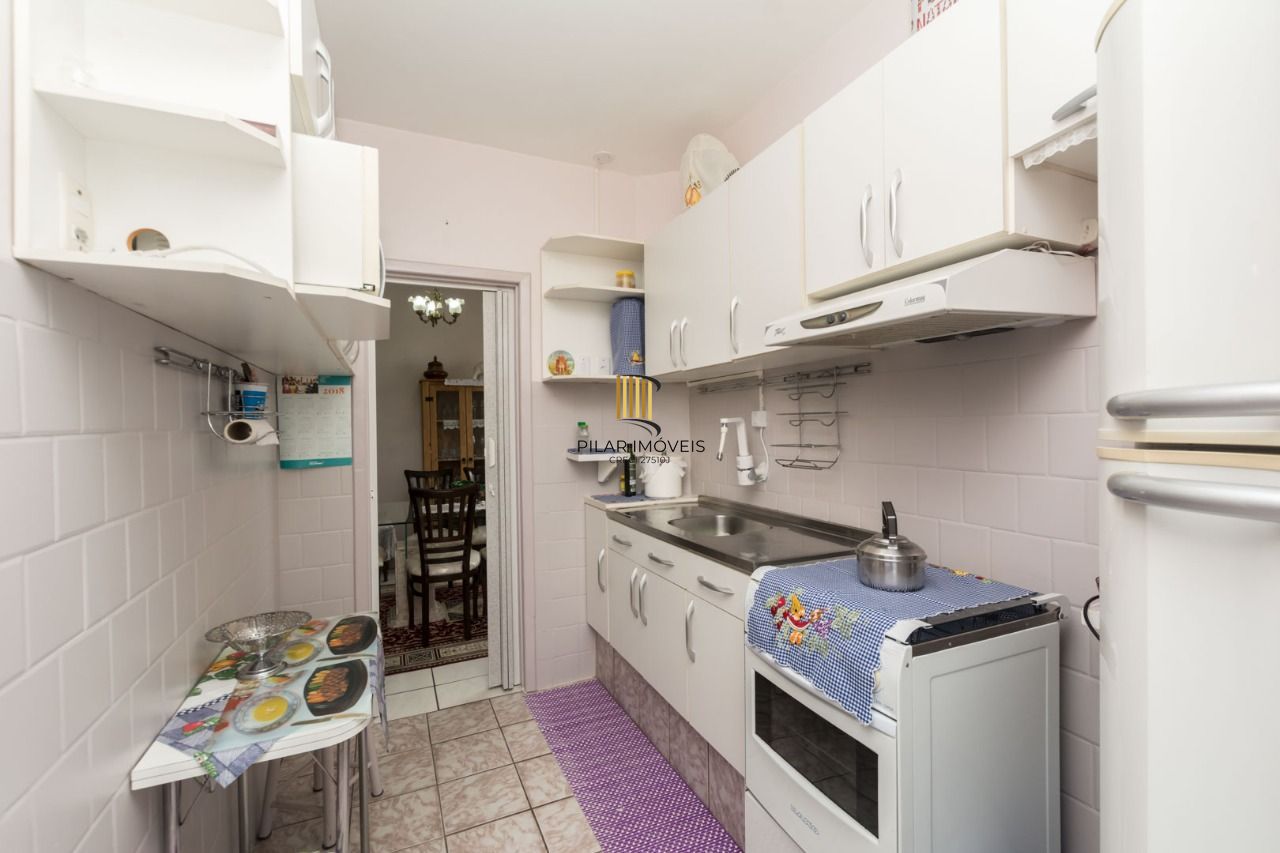 Apartamento semimobiliado com 2 quartos e 2 banheiros no Bairro Floresta
