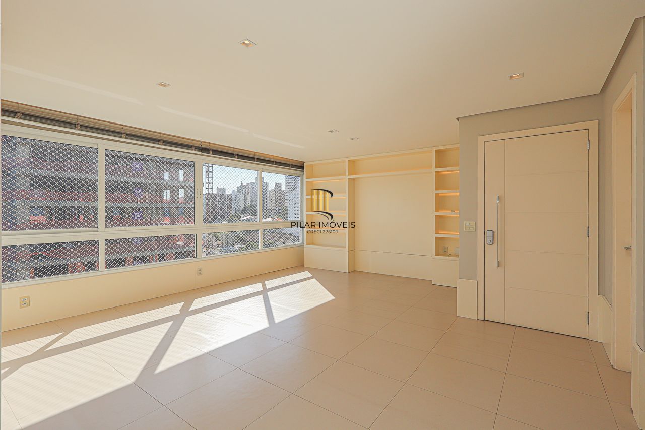Apartamento de 3 quartos, 3 suítes, com 02 garagens individuais no Bairro Petrópolis, próximo a Encol.
