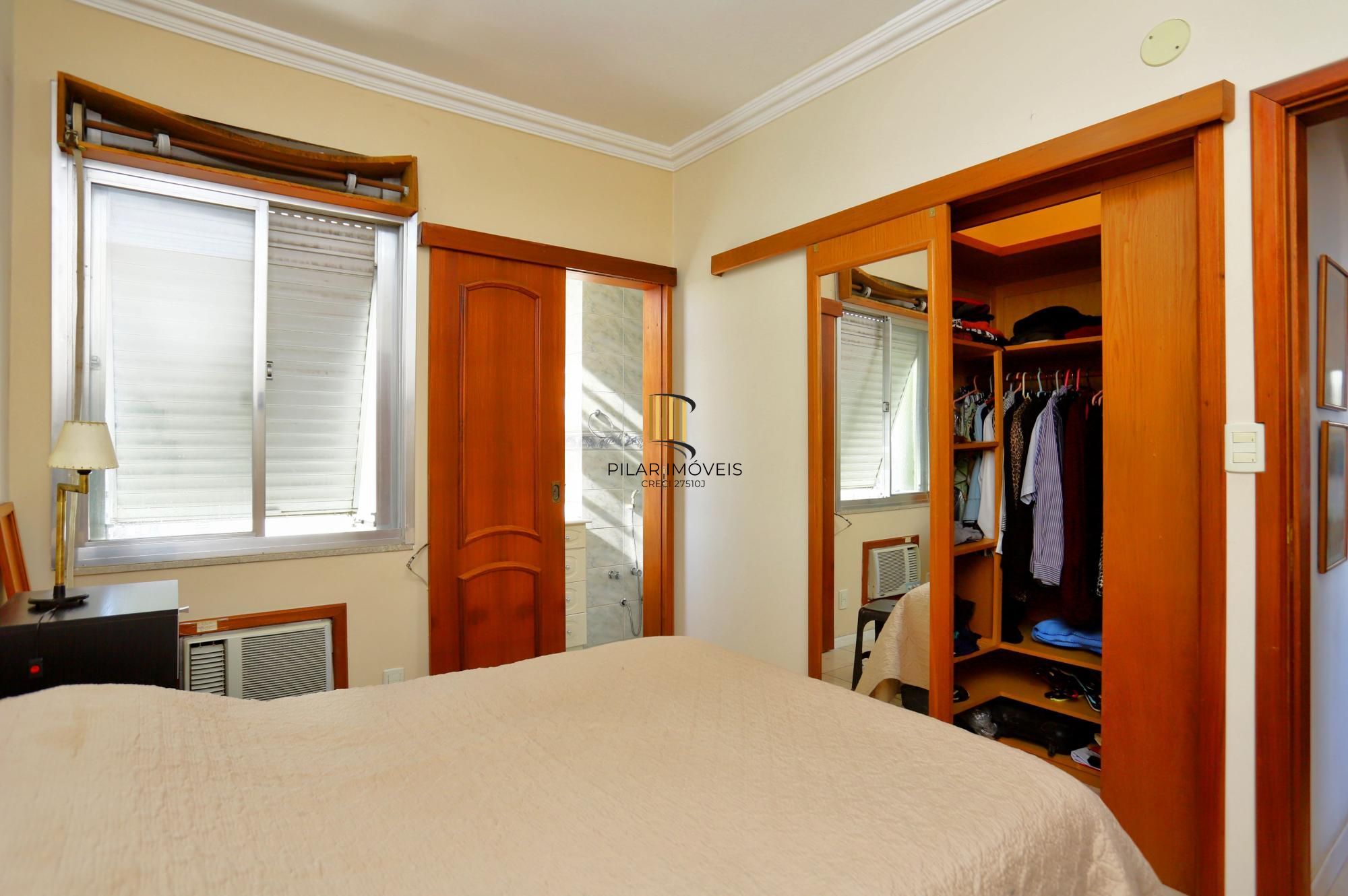 Apartamento super iluminado e arejado,  com hall de entrada , living amplo com 02 ambientes , 02 dormitórios, sendo uma suíte , banheiro  social com ventilação externa e cozinha mobiliada