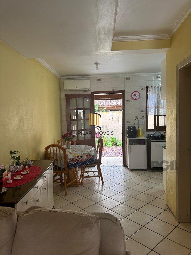 sobrado com 02 dormitórios, living, lavabo, banheiro social,  cozinha com área de serviço e pateo.