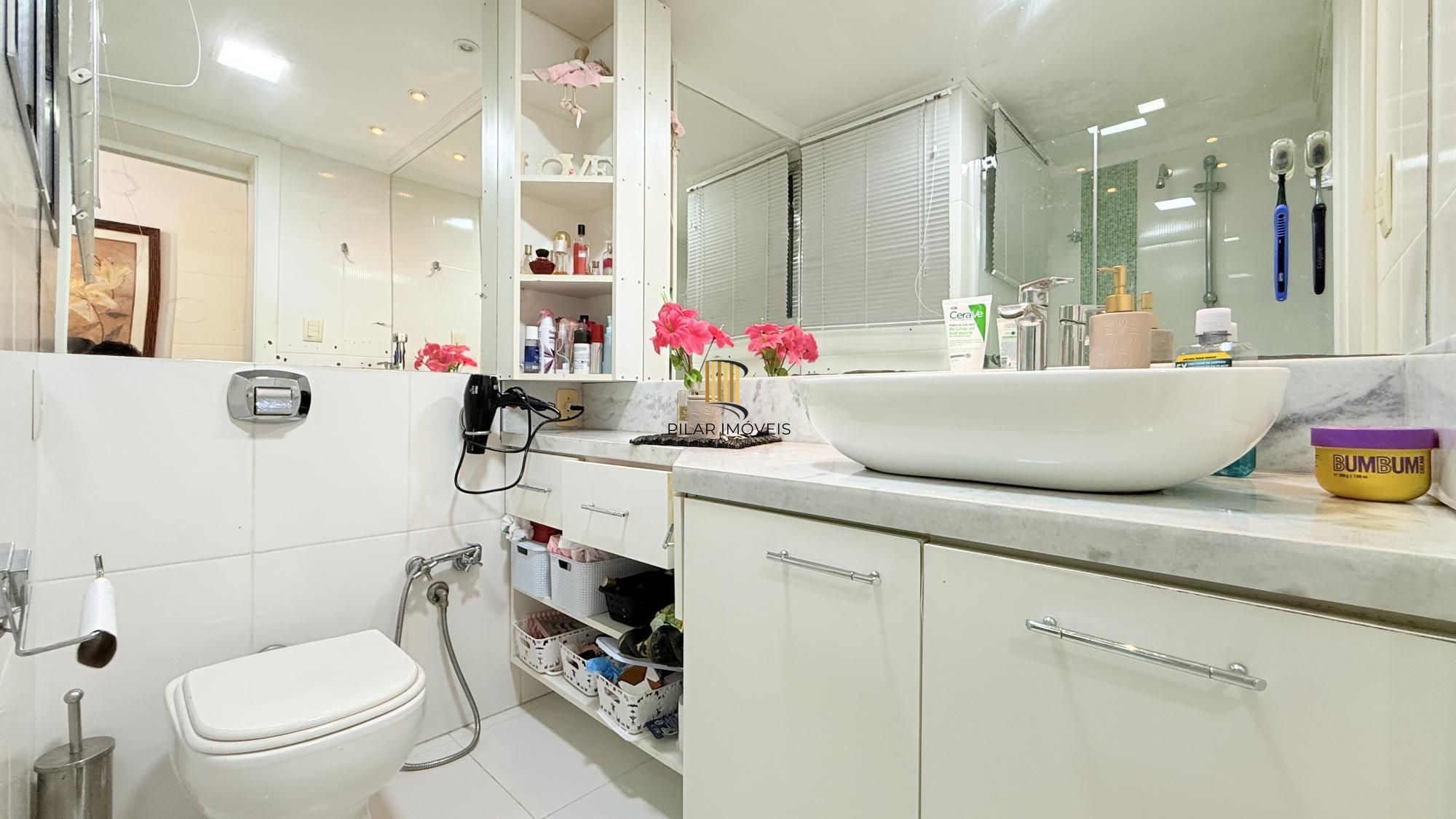 Cobertura Semimobiliada com Vista Panorâmica em Porto Alegre