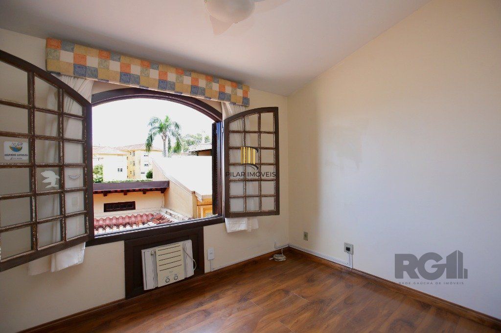 Casa de Condomínio 3 dormitórios no bairro Cristal