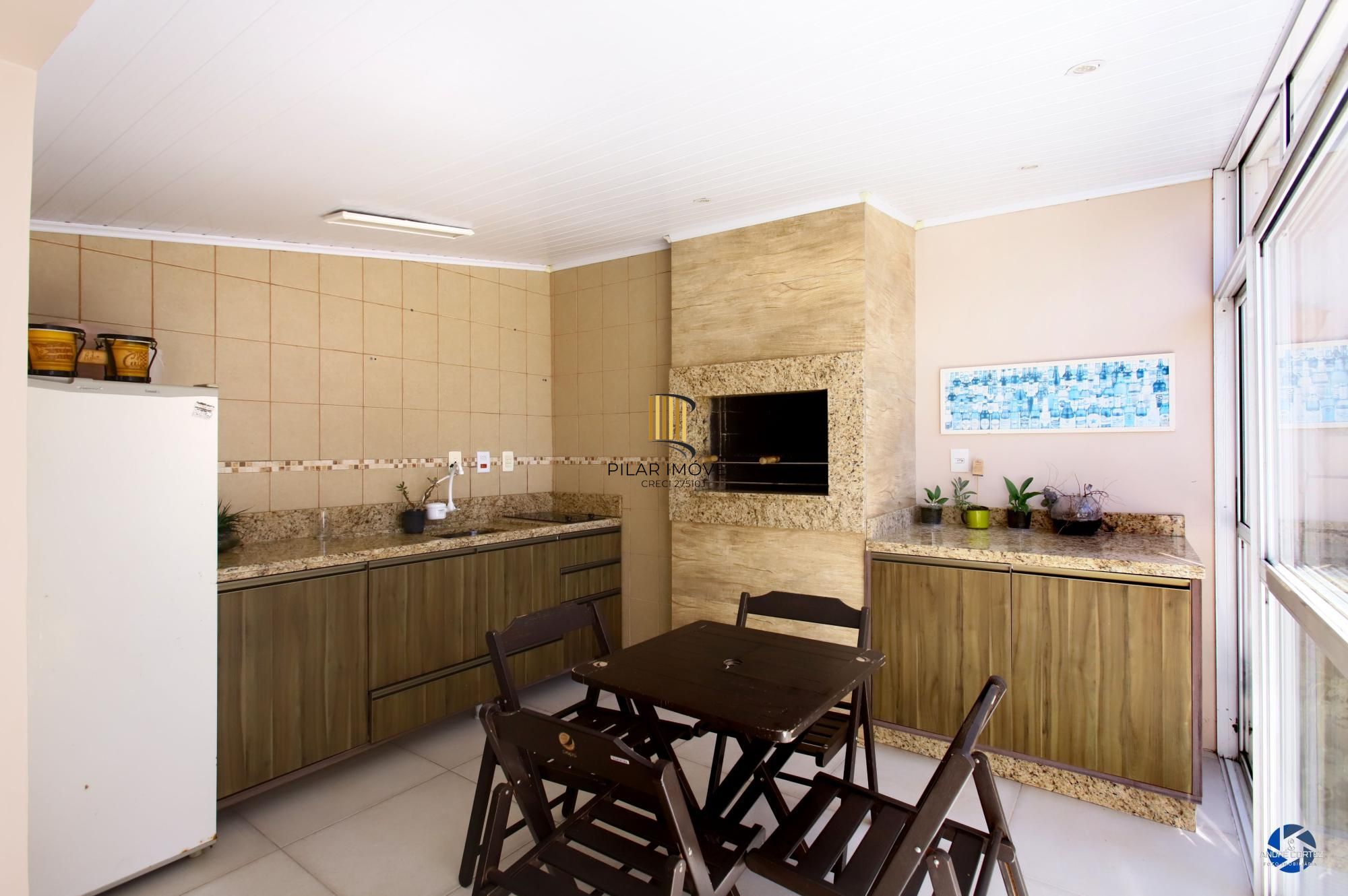 Vende cobertura: Piso inferior:  02 dormitórios, 02 banheiros, living 2 ambientes, cozinha americana.