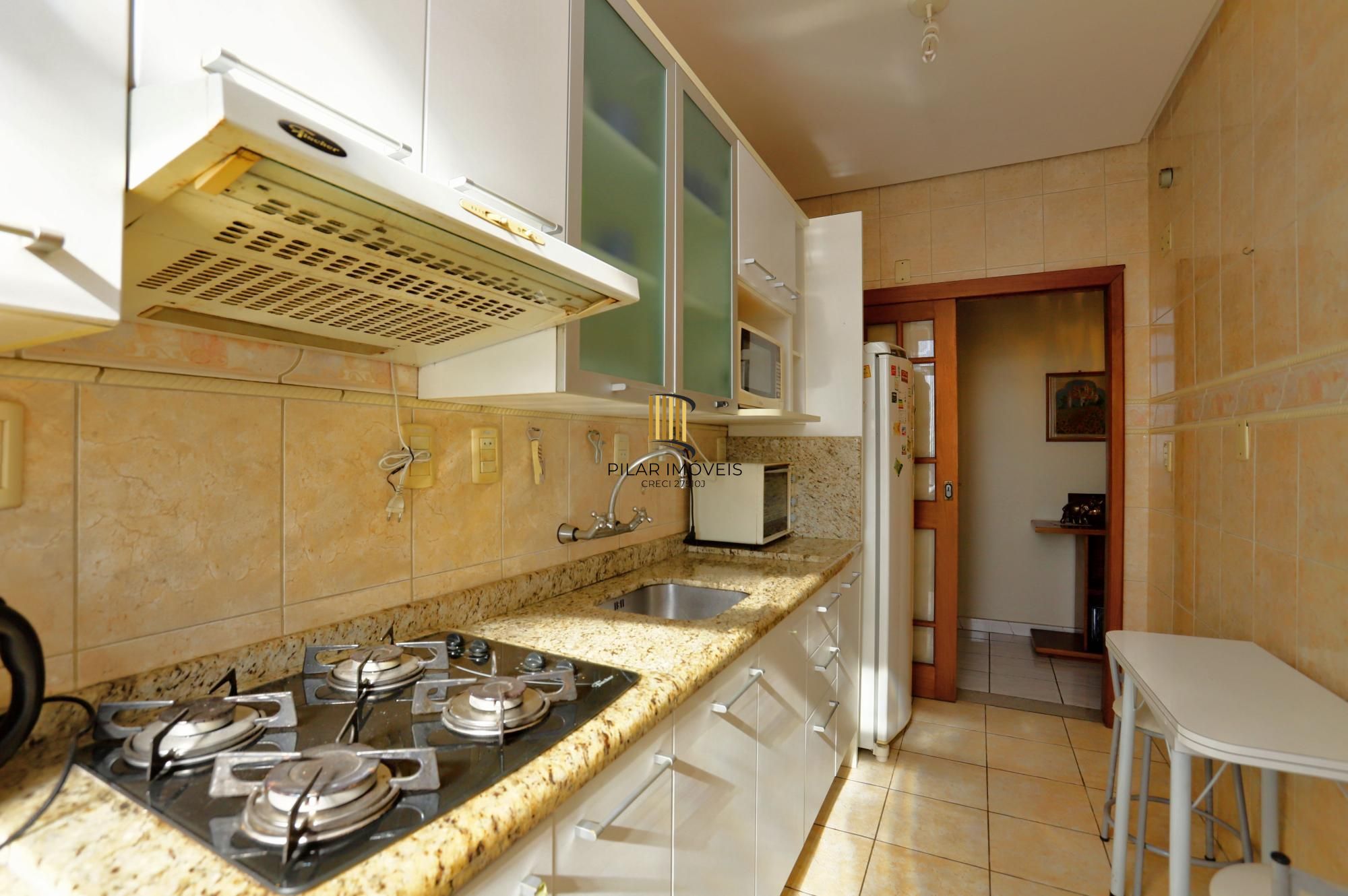 Apartamento super iluminado e arejado,  com hall de entrada , living amplo com 02 ambientes , 02 dormitórios, sendo uma suíte , banheiro  social com ventilação externa e cozinha mobiliada