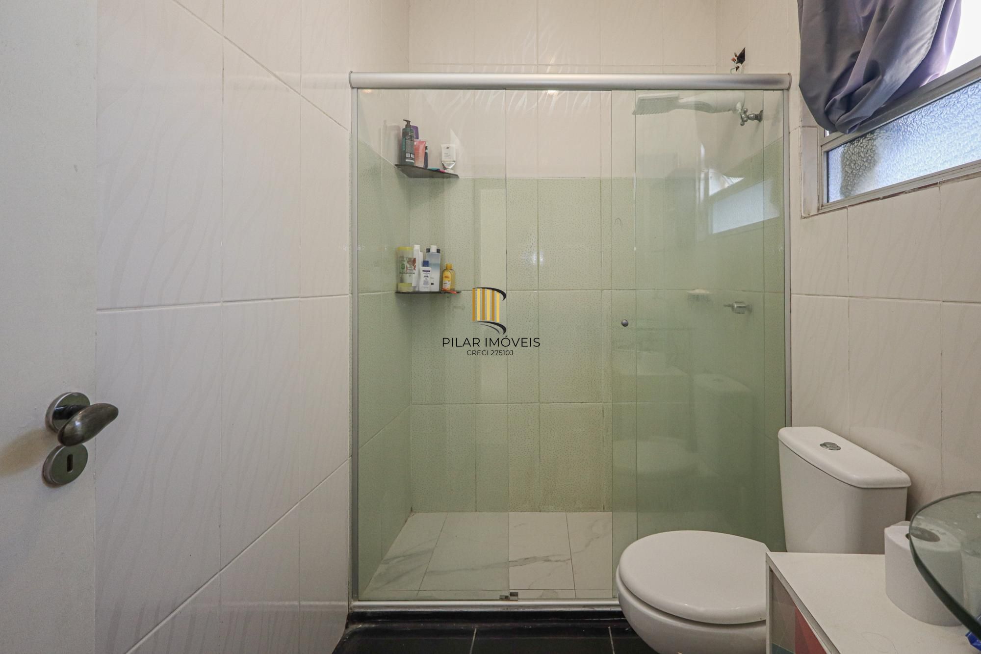 Com 2 quartos, 1 banheiro, opção do 2.º banheiro, e escritório,