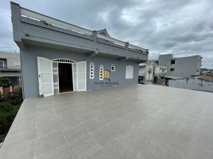 Sobrado 4 dormitórios no bairro Vargas