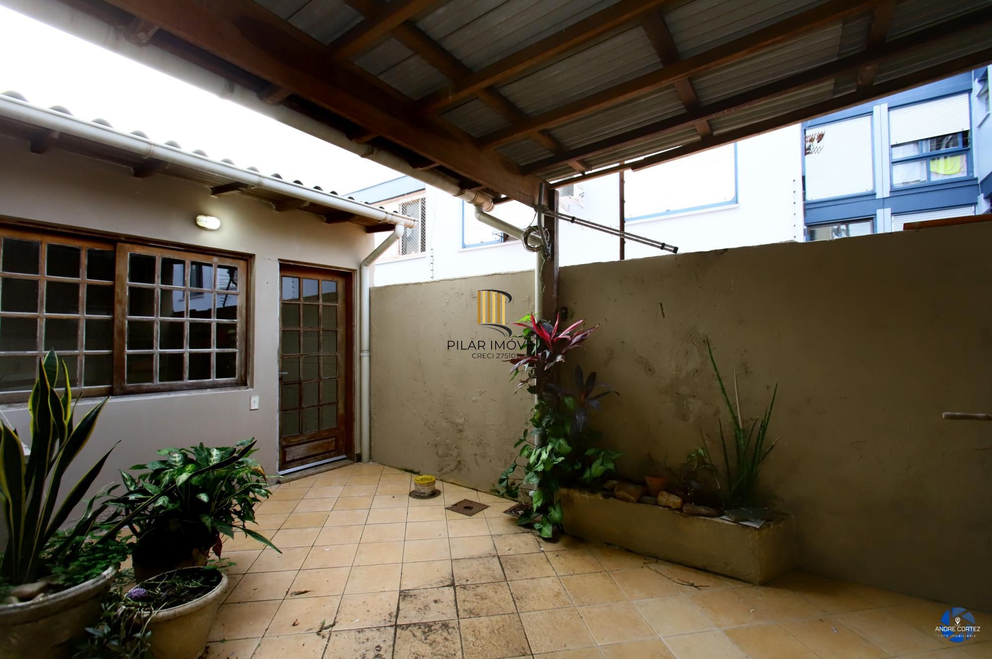 Apartamento térreo , tipo casa, área externa com churrasqueira , 02 dormitórios.