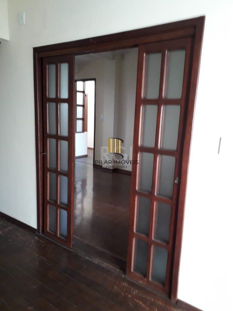 Casa para Venda - 385m², 5 dormitórios, sendo 1 suites, 4 vagas - Petrópolis