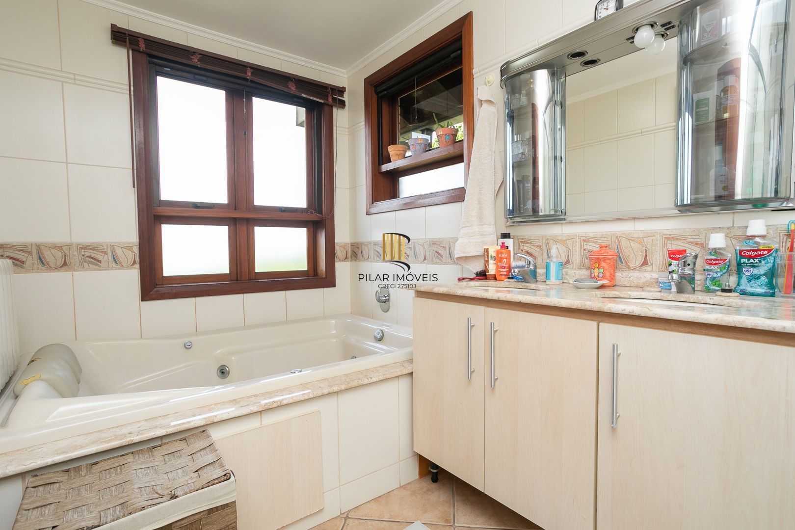 Casa mobiliada em condomínio