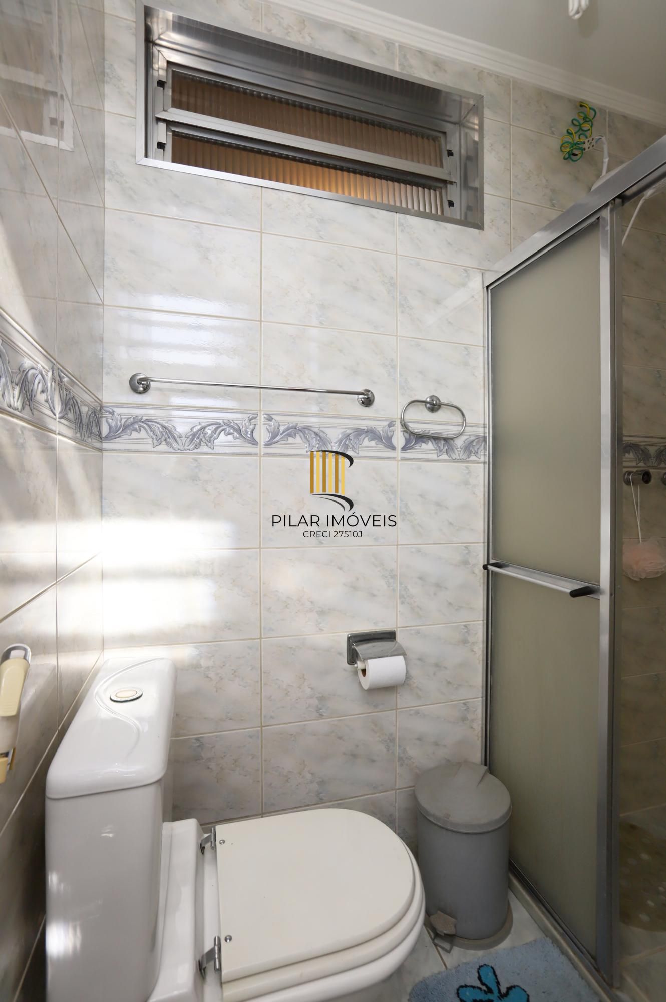 Apartamento super iluminado e arejado,  com hall de entrada , living amplo com 02 ambientes , 02 dormitórios, sendo uma suíte , banheiro  social com ventilação externa e cozinha mobiliada