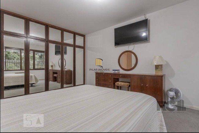 Casa com 04 dormitórios no Bairro Chacara das Pedras Porto Alegre
