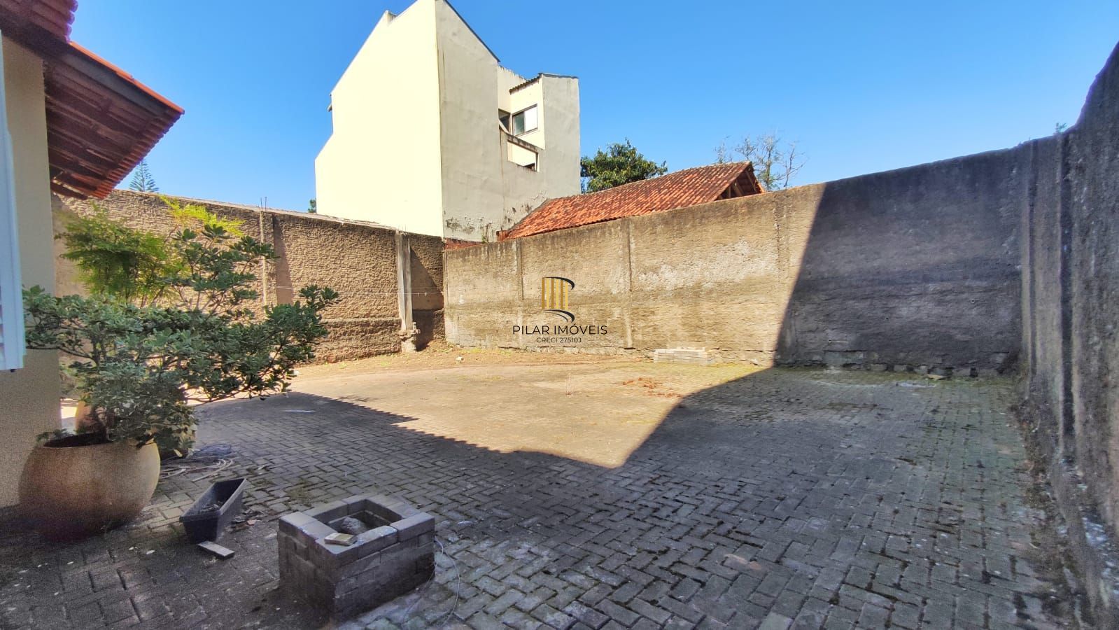 3 Dormitórios, sendo 1 Suíte Master •	Living com Dois Ambientes – no Bairro Alto Petrópolis – Amplo Terreno.