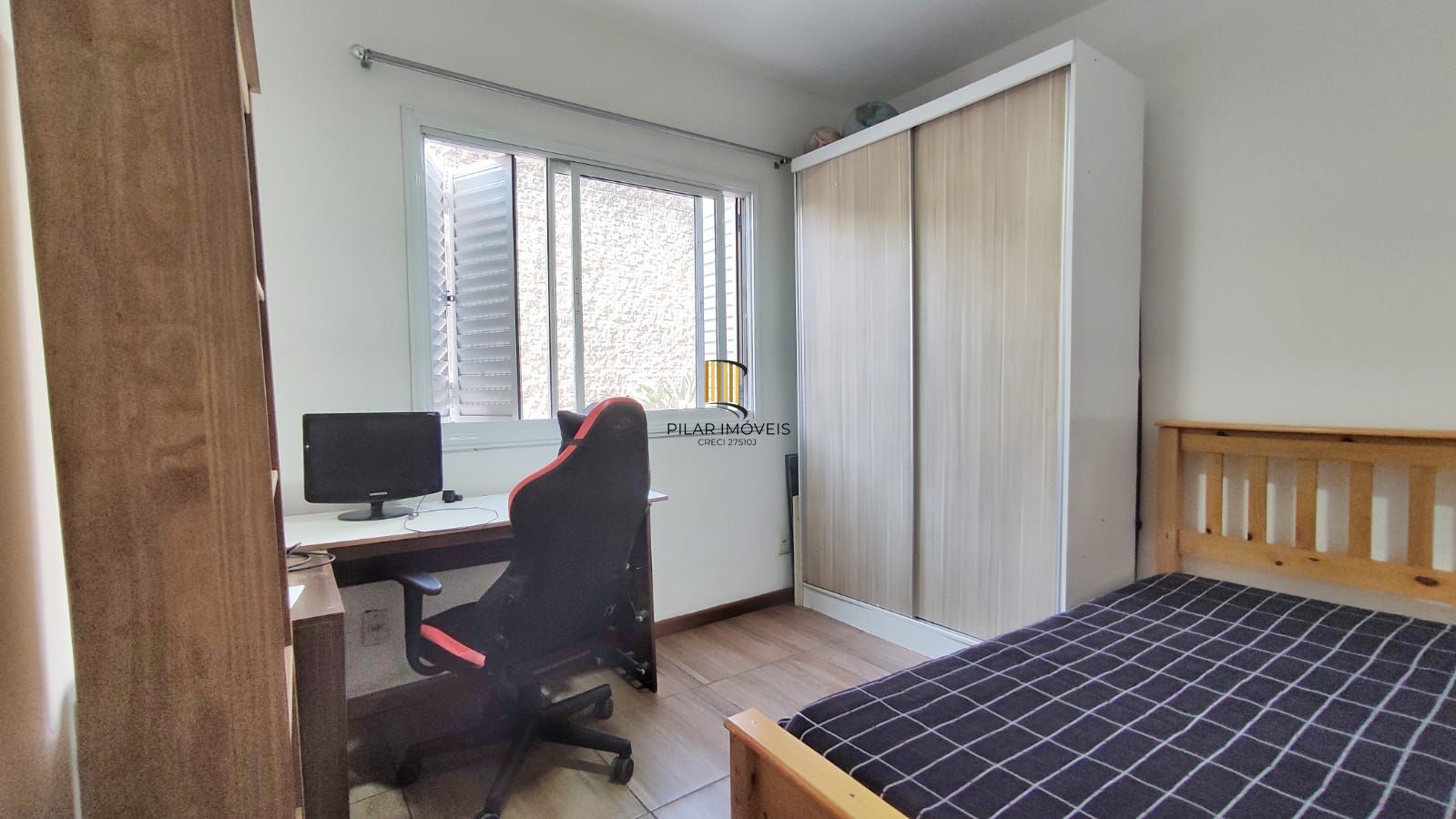 3 Dormitórios, sendo 1 Suíte Master •	Living com Dois Ambientes – no Bairro Alto Petrópolis – Amplo Terreno.