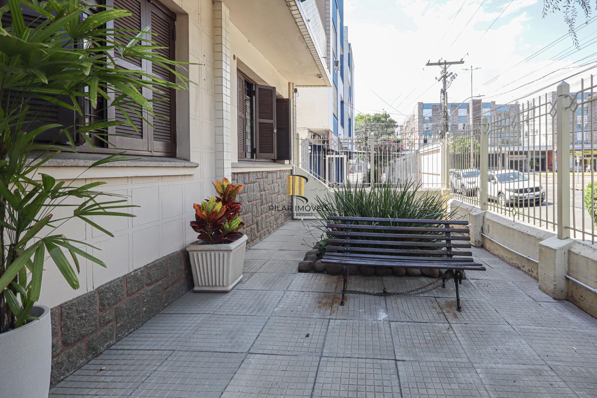 Com 2 quartos, 1 banheiro, opção do 2.º banheiro, e escritório,