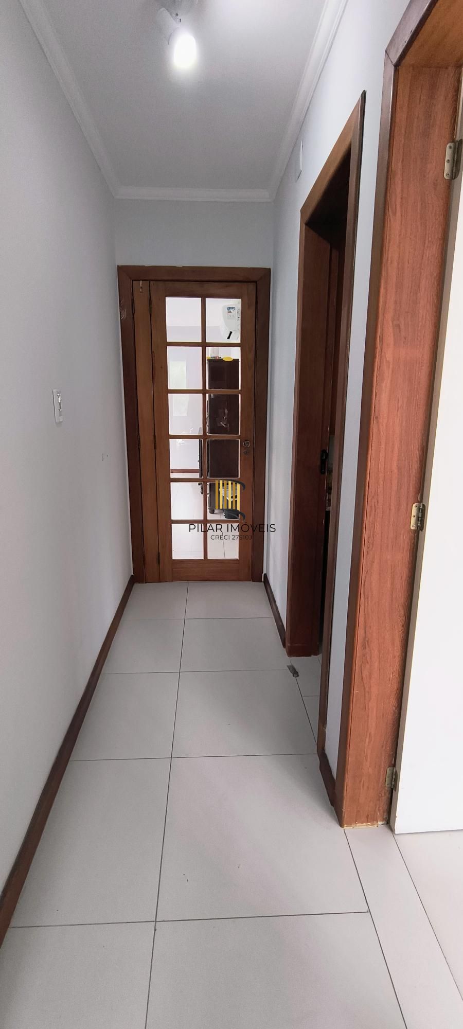 Com área privativa de 120,73 m2, sala com 03 ambientes