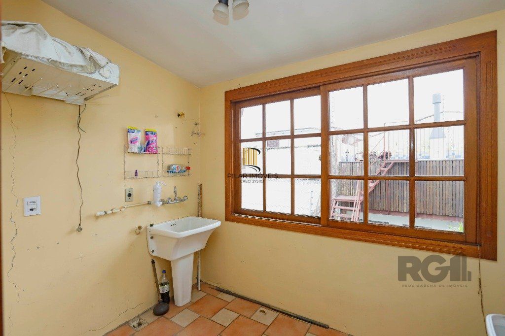 Casa 5 dormitórios no bairro Partenon