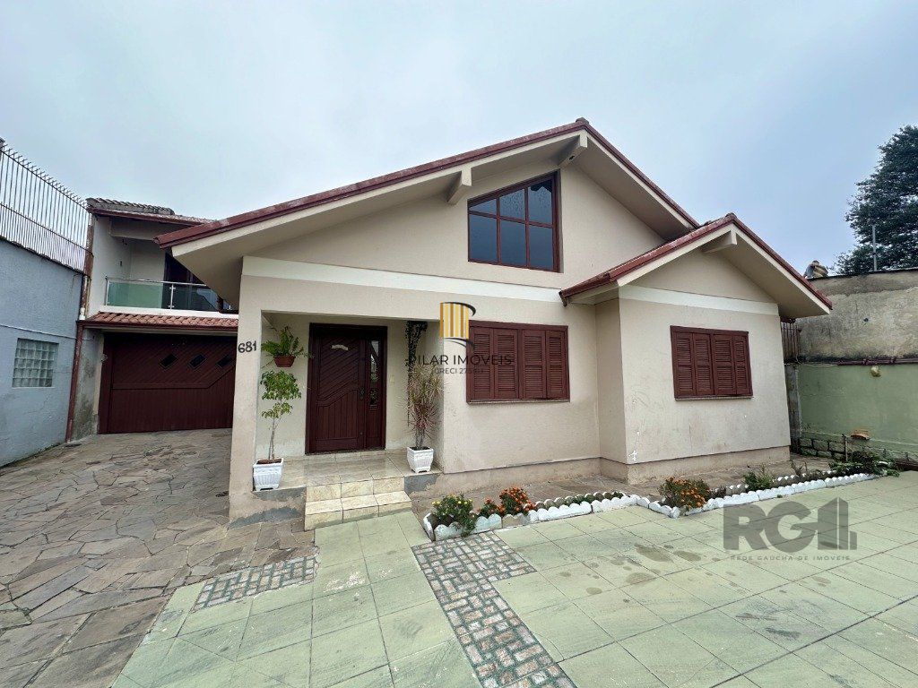 Casa 3 dormitórios no bairro Igara