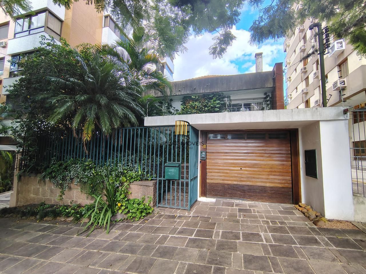 Casa no Bairro Petrópolis em Porto Alegre - Rua calma junto Av. Protásio Alves