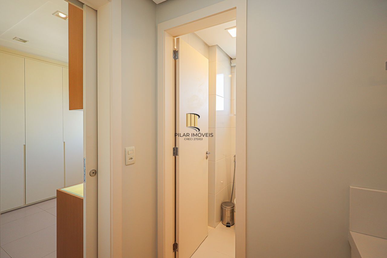 Apartamento de 3 quartos, 3 suítes, com 02 garagens individuais no Bairro Petrópolis, próximo a Encol.