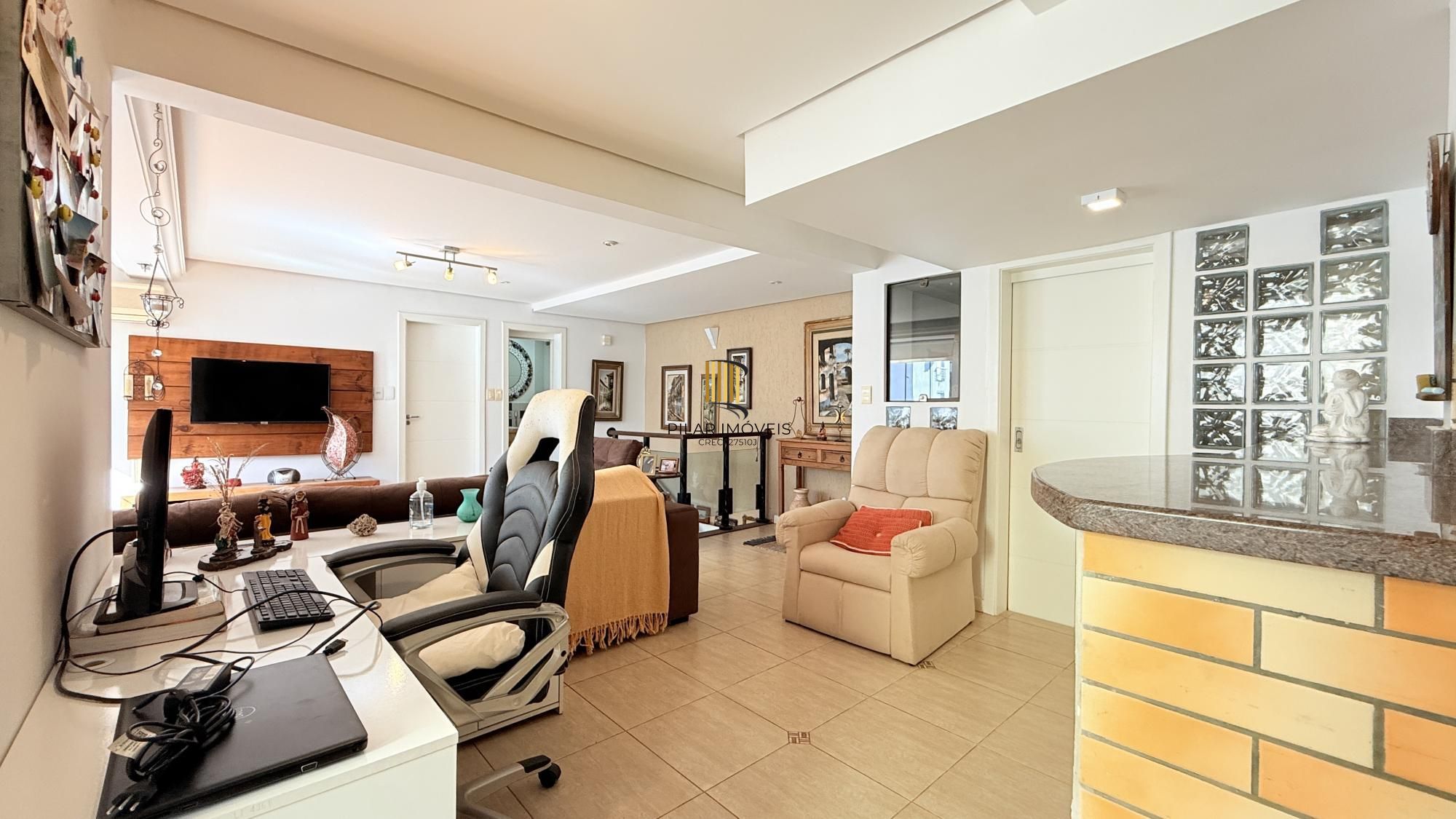 Cobertura Semimobiliada com Vista Panorâmica em Porto Alegre