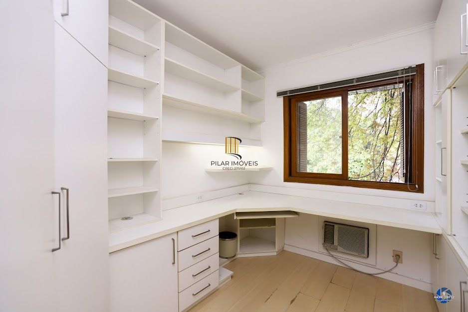 Apartamento semi mobiliado com churrasqueira e 02 garagens no Menino Deus em Porto Alegre