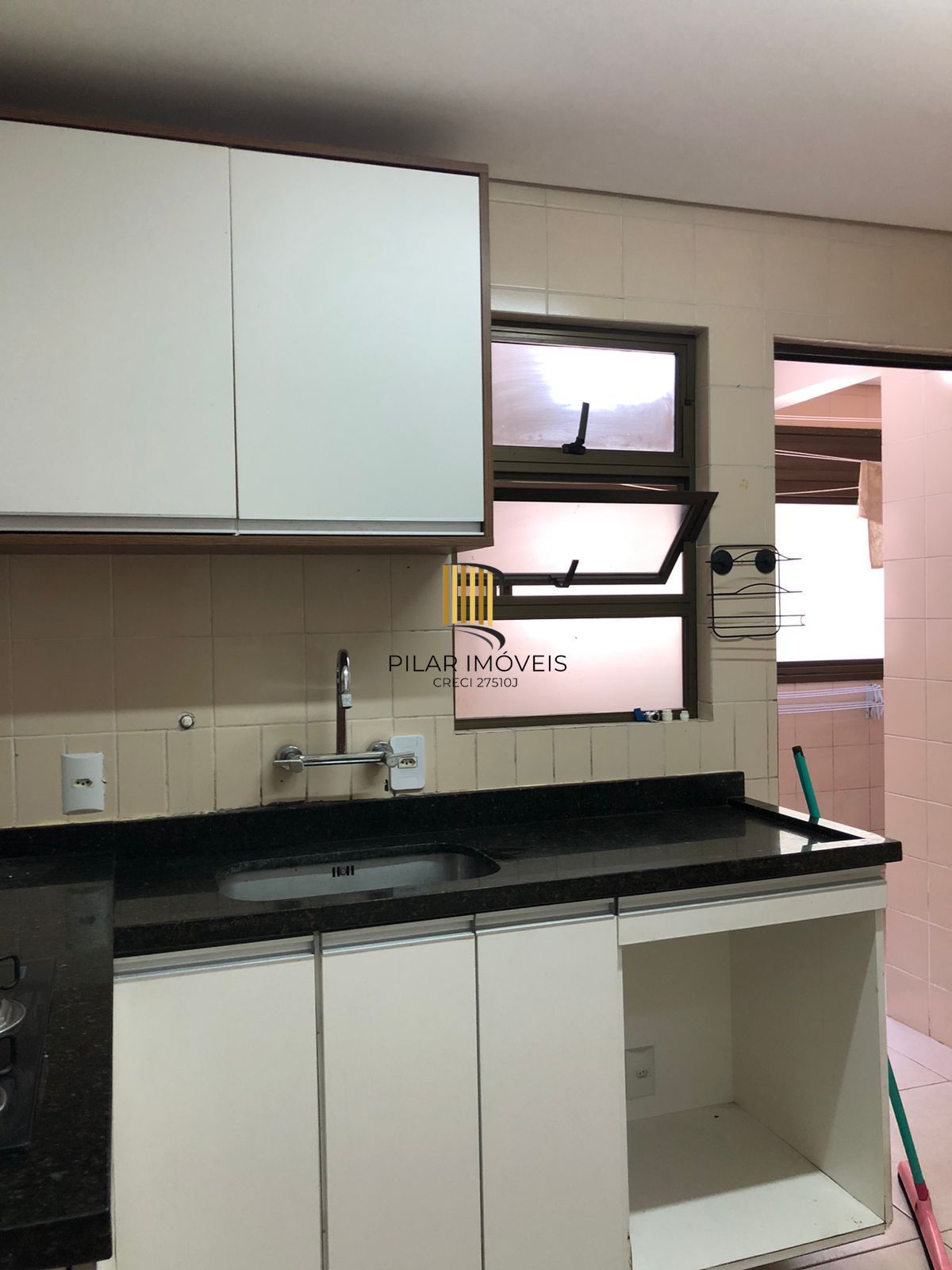 Vende ou aluga  no bairro Menino Deus, com garagem, apartamento de 03 dormitórios, suíte, living 02 ambientes, com sacada e churrasqueira