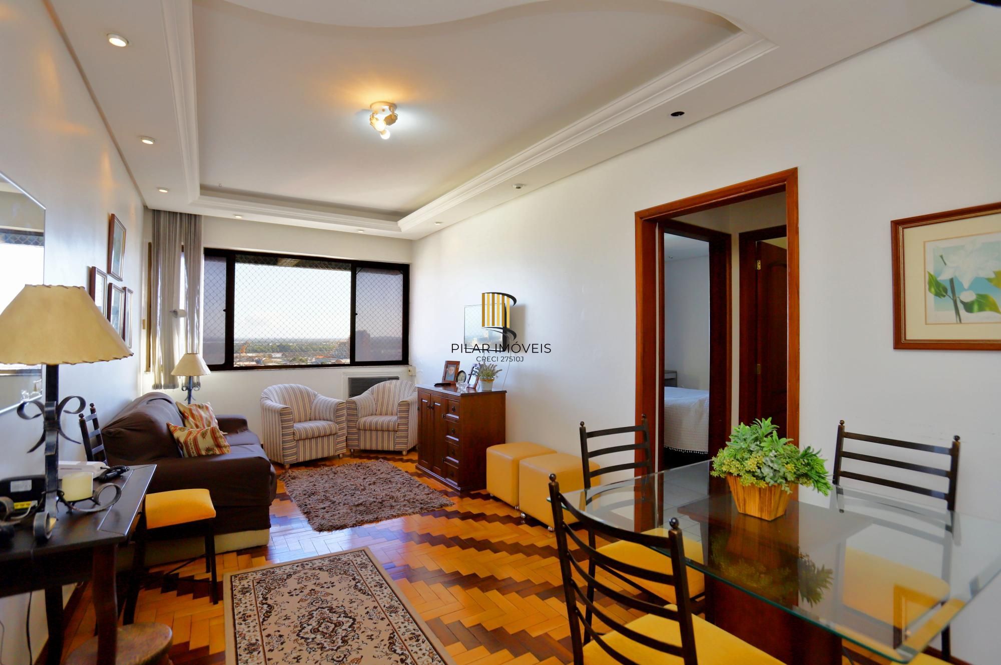 Apartamento super iluminado e arejado,  com hall de entrada , living amplo com 02 ambientes , 02 dormitórios, sendo uma suíte , banheiro  social com ventilação externa e cozinha mobiliada