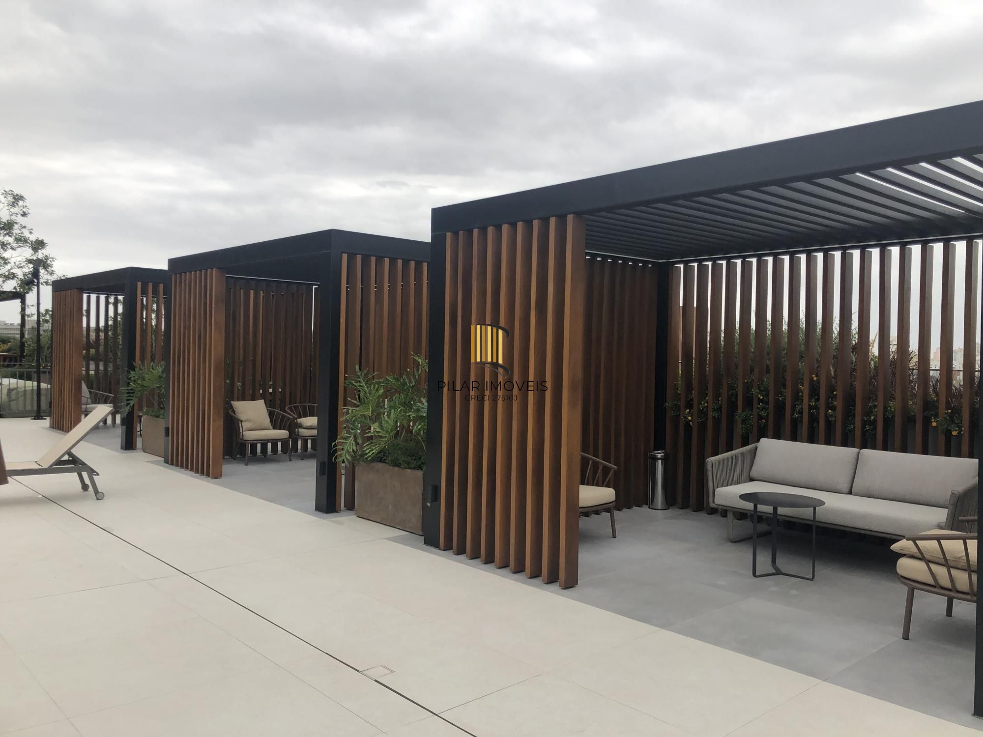 Apartamento desocupado e totalmente mobiliado com uma garagem