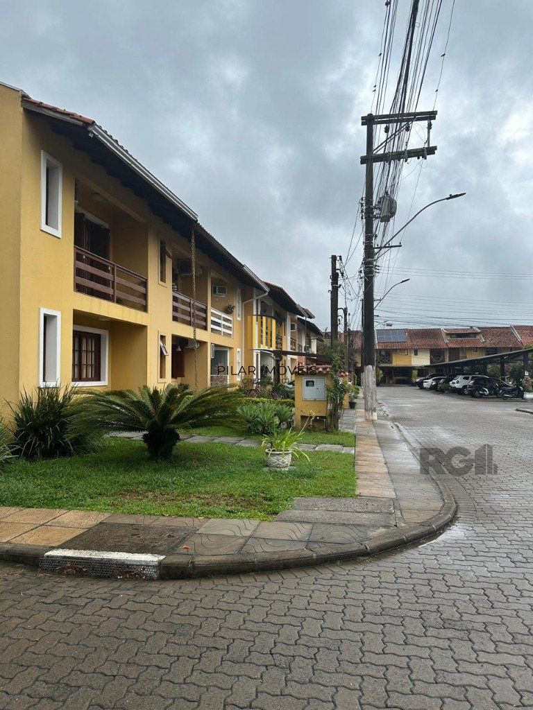 sobrado com 02 dormitórios, living, lavabo, banheiro social,  cozinha com área de serviço e pateo.