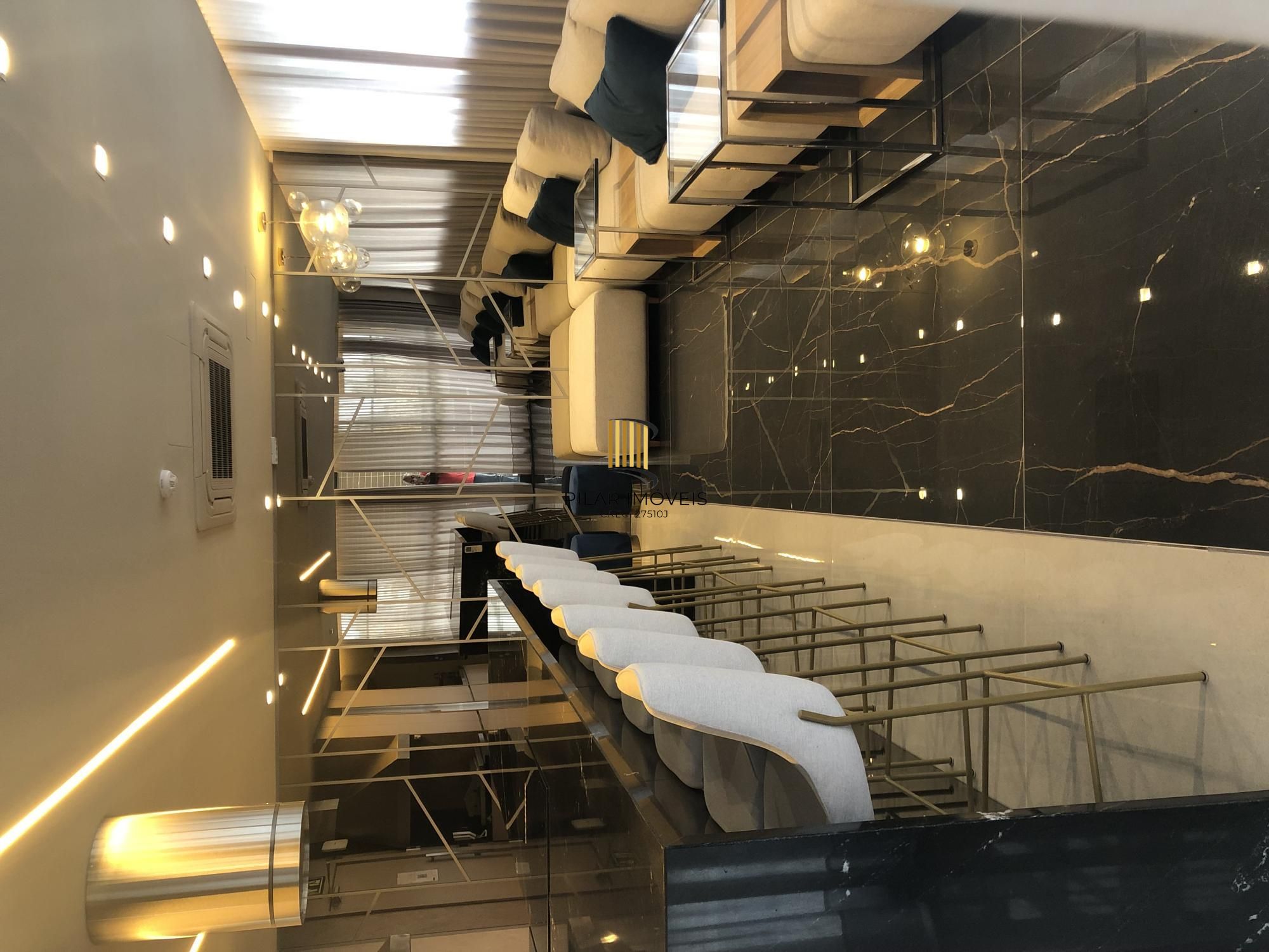 Apartamento desocupado e totalmente mobiliado com uma garagem