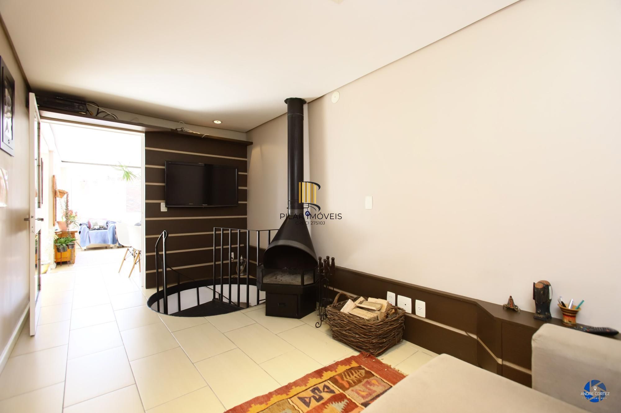 Vende cobertura: Piso inferior:  02 dormitórios, 02 banheiros, living 2 ambientes, cozinha americana.