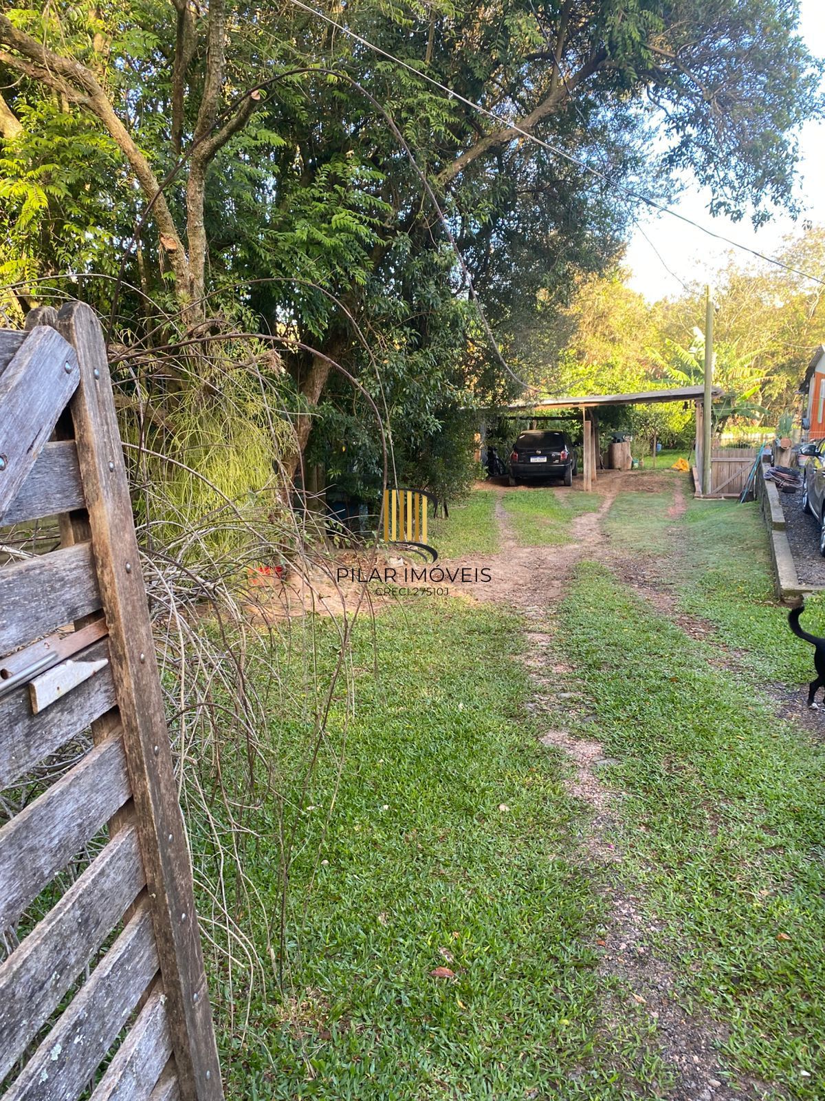 Casa residencial semimobiliada, com 3 quartos, 1 banheiro e 2 vagas de garagem.